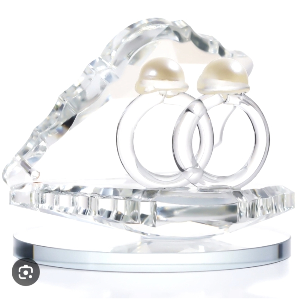 NIB Crystal Glass Seashell With 2 Pearl Rings Inside.